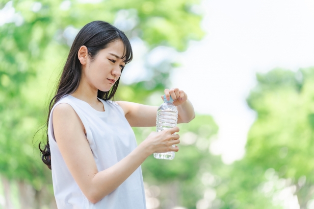 ペットボトルのフタが固くて開けられない時の4つの解決策！開けられない本当の理由も解説します！